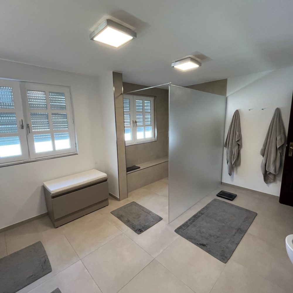 Barriefreie Badsanierung mit riesigem Duschbereich in der Region Delmenhorst 7